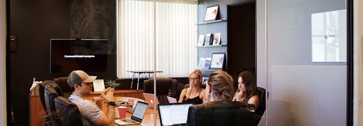 Ilustrasi jaringan koneksi global dan pertukaran informasi digital